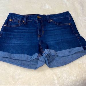 Juniors Celebrity Pink Cuffed Shorts. Size 7/28.
